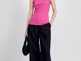 Майка с фигурным разрезом