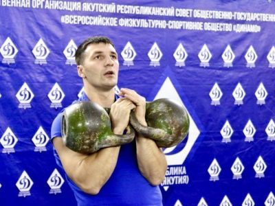 Пожарный вошел в тройку сильнейших гиревиков Якутии