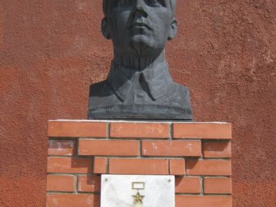 Памятник Герою Советского Союза Романенко Алексею Федосеевичу, погибшему в 1944 году