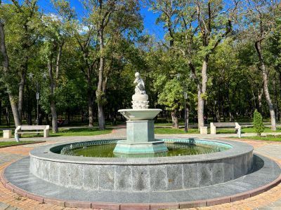 Скульптура "Мальчик" у фонтана Верхних ванн