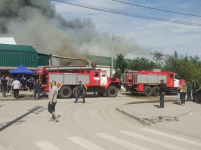Пожар вспыхнул на овощной базе по улице Труда в Якутске