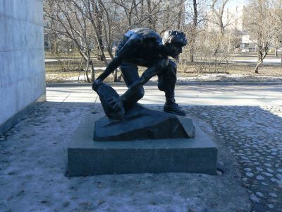 Памятник "Булыжник - оружие пролетариата" 1967 г., ск. Шадр И.Д., Казарновский М.Н., Матышин Л.Н.
