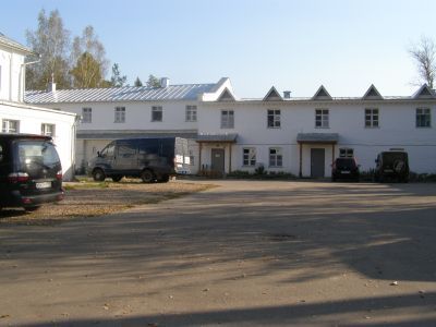 Здание житницы ансамбля Троицкого Стефано-Махрищского монастыря