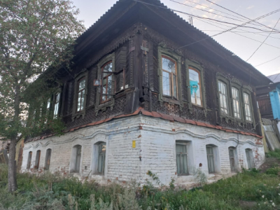 Полукаменный жилой дом с резным фасадным убранством