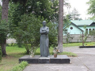Памятник украинской писательнице М.Вовчок