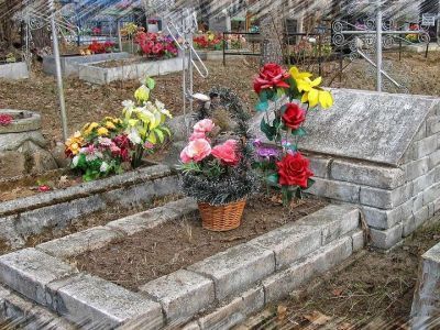 Братская могила шести комсомольцев, казненных немецко-фашистскими оккупантами в 1942 г.