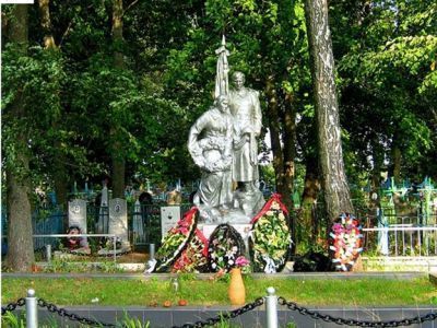 Братская могила, в которой захоронены советские активисты, погибшие в 1919-1924 гг. от пуль бандитов и кулаков