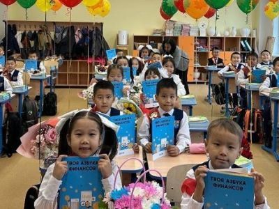 АЭБ подарил школьникам Якутии книги на тему финансов