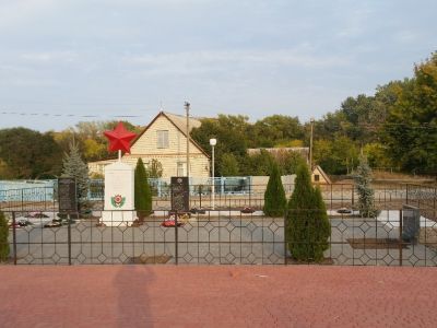 Братская могила советских воинов, погибших в период Сталинградской битвы