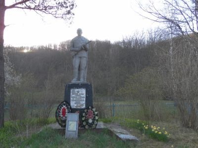 Братская могила советских воинов, погибших в боях с фашистскими захватчиками