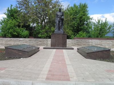 Братская могила  советских воинов, погибших в 1943 году в боях с фашистскими захватчиками за освобождение г. Белгорода. Захоронено 117 человек, имена установлены. Скульптура советского воина с автоматом