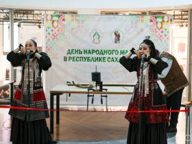 Более 70 кузнецов демонстрируют возможности якутских ножей, разрезая войлок, кости и дерево