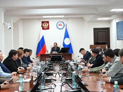 Айсен Николаев раскритиковал мэрию за резкое сокращение разрешений на строительство МКД