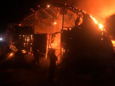 В Верхнем Бестяхе сгорел большой арочный гараж с техникой