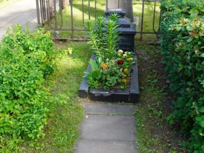 Могила с надгробием игуменьи Леониды (Озеровой Любови Петровны) (1837–1920), 1920 г., втор пол. XX в.