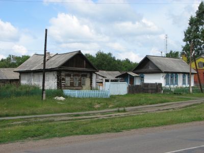 Деревянные жилые дома конца XIX века начала XX века с обильной пропильной резьбой по карнизам и наличниками