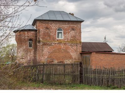 Башенка с воротами и оградой