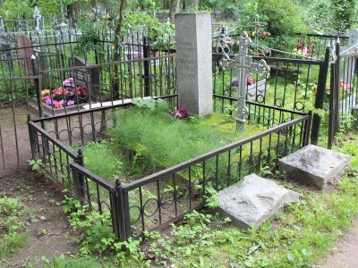 Могила выдающегося русского художника карикатуриста П.Е. Щербова