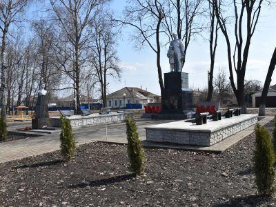 Братская могила советских воинов, погибших в боях с фашистскими захватчиками в 1943 году. Захоронено 495 человек, установлены имена 97 человек. Скульптура советского воина