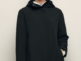 Ветровка с капюшоном и застежками по бокам