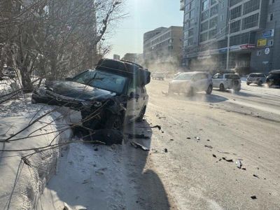 На улице Дзержинского в Якутске столкнулись две иномарки, есть пострадавший