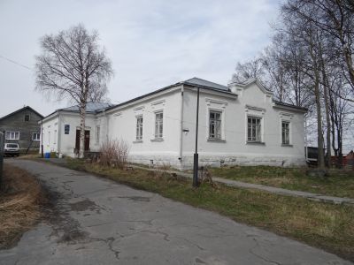 Здание казначейства, построенное в XVIII в. - первое кирпичное здание города