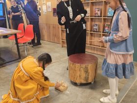 В SMART-библиотеке Якутска открыли стенд Николаю Неустроеву и центр изучения родного языка