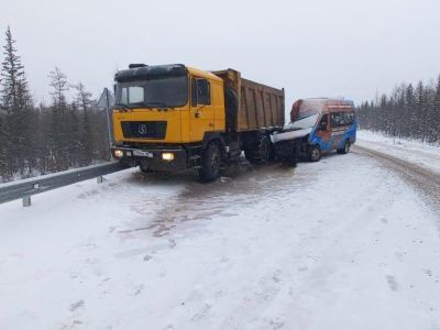 Автобус службы такси попал в ДТП на трассе «Лена» в Якутии
