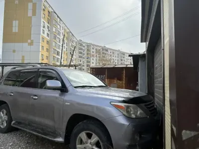 В Якутске владелец незаконного гаража заблокировал демонтаж автомобилем