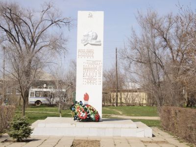 Братская могила Тамбовцева П.Ф., председателя волостного исполкома, Пестова А.Д., начальника милиции Стрельцова И.Т., Воскобойникова И.Ф., Тощенко М.И. - участников гражданской войны, погибших в 1919 г., 2-х неизвестных  летчиков, погибших в 1942 г. и Ста