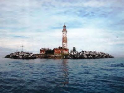 Маяк с домом на о. Сухо