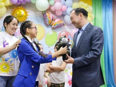 Глава Якутии поздравил с 1 июня детей в поселке Черский