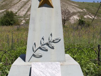 Братская могила советских воинов, погибших в боях с фашистскими захватчиками