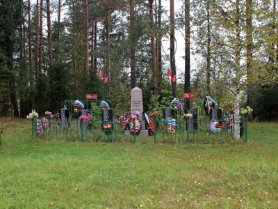 Братское захоронение советских воинов, погибших в 1941-44 гг.