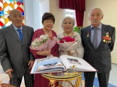 В Якутии знаком «Семейная доблесть» наградили супругов, проживших в совместном браке более 50 лет