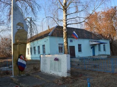 Братская могила советских воинов, погибших в боях с немецко-фашистскими захватчиками и памятник воинам-землякам