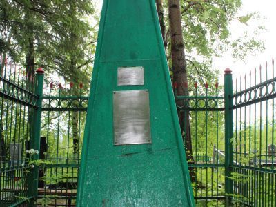 Братская могила советских воинов