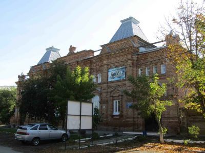 Новоузенский народный дом с оградой