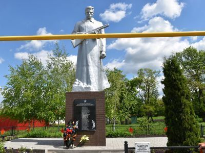 Братская могила советских воинов, погибших в боях с фашистскими захватчиками в 1943 году. Захоронено 19 человек, имена 7 человек установлены. Скульптура советского воина