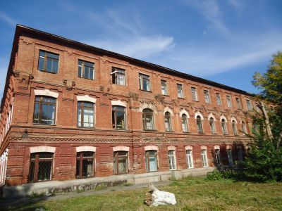 Здание бывшего железнодорожного училища, в котором в 1902-1905 гг. учились А.А.Карлов, член партии с 1906 г. и в 1928-1929 гг. - Герой Советского Союза Байдуков