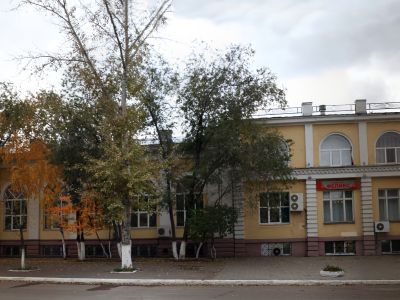 Здание бывшего клуба имени К. Маркса, где в 1918-1919 гг. формировались красногвардейские полки, а 20 мая 1920 г. проходил I–й губернский съезд комсомола