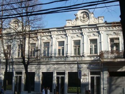 Дом жилой с торговыми помещениями на первом этаже