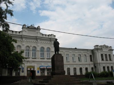 Здание, где в годы Великой Отечественной войны 1941-1945 г. размещался госпиталь, находился на излечении в 1942 году и  работал академик Н.Н.Бурденко