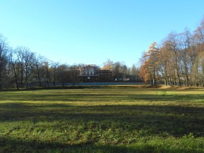 Дворец со службами и парком