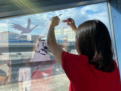 В Якутске школьники ко Дню Победы украсили окна аэропорта, Почты России и торгового центра