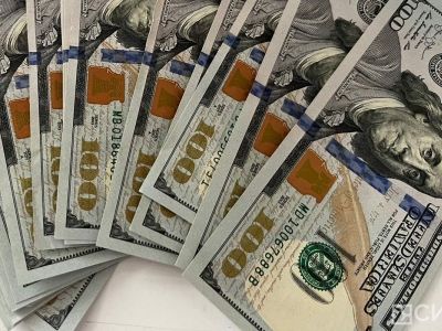 Курс доллара впервые с февраля 2023 года опустился ниже 70 рублей