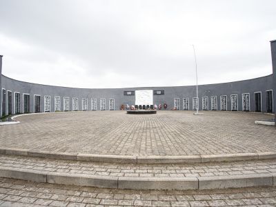 Мемориальный комплекс на братской могиле советских воинов, погибших в феврале 1945 года (арх. А.В. Марков, художник В.Ф. Боровской)