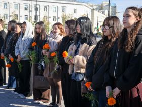 В Якутске возложили цветы к памятнику Алексею Кулаковскому в День языков народов России