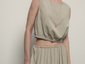 Укороченный топ без рукавов с резинкой по низу