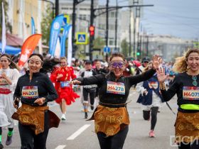 Сотни якутян в национальной одежде пробежали на марафоне Олонхо